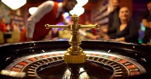 Live Casino Dealer – ကတ်ဖြန့်ကာ Baccarat ကစားသမားများနှင့် real-time ဆက်သွယ်နေသည့် ပုံ