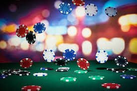 Bingo card နှင့် number balls – online bingo game ကစားနေသော မြင်ကွင်း